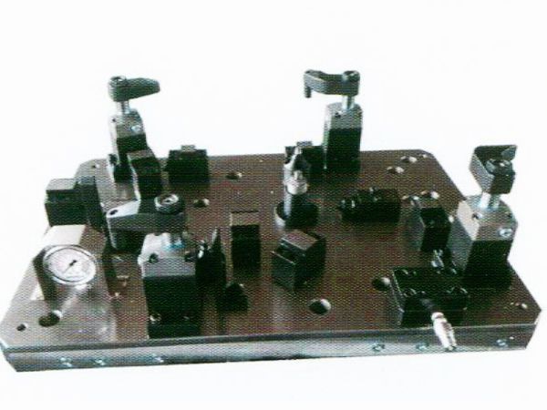 齒輪室(shi)罩(zhao)蓋液壓裌具